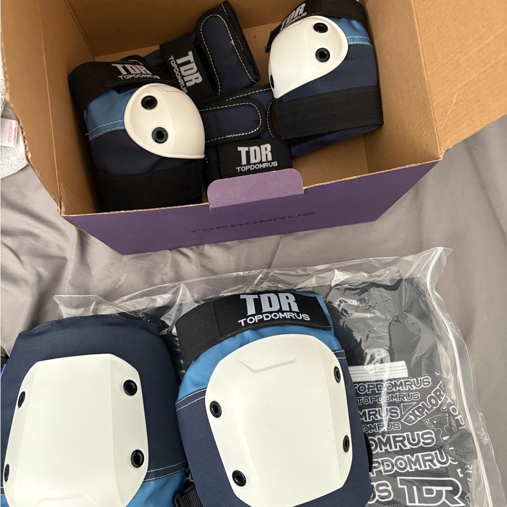 TDR Protective Gear Set with Bag, size small NWT!